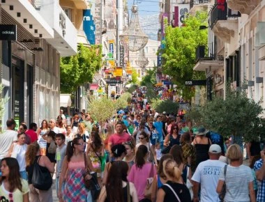 Ανοικτά τα καταστήματα της Αθήνας του Αγίου Πνεύματος